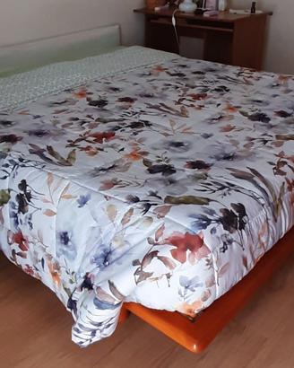 Letto matrimoniale e comodini bassi
