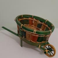 Porta fiori o porta oggetti a forma di carriola.