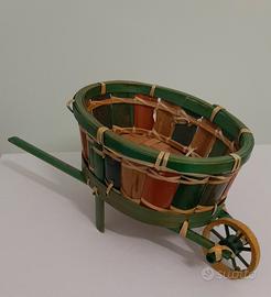 Porta fiori o porta oggetti a forma di carriola.