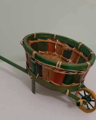 Porta fiori o porta oggetti a forma di carriola.