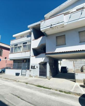 Quadrivano con posto auto