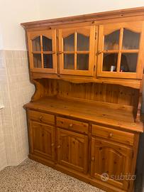 Credenza e tavolo con sedie in legno