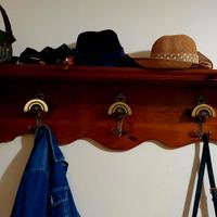 Mobili e lampadario di modernariato