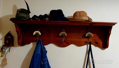 Mobili e lampadario di modernariato