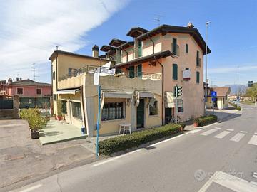 Attività / Licenza di 525 m² con più di 5 locali a