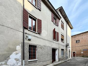 2 LOCALI A GUASTALLA