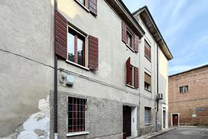 2 LOCALI A GUASTALLA