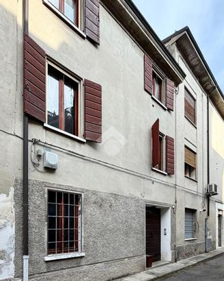 2 LOCALI A GUASTALLA