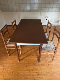Tavolo con sedie