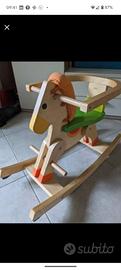 Cavallino a dondolo di legno 