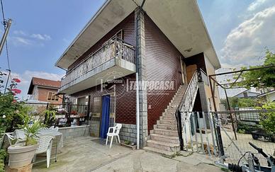 VILLA A SCHIERA LIBERA SU TRE LATI CON BOX AUTO. P