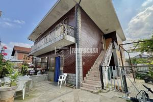 VILLA A SCHIERA LIBERA SU TRE LATI CON BOX AUTO. P