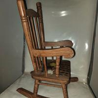 Piccola sedia in legno.