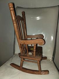 Piccola sedia in legno.