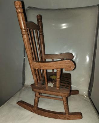 Piccola sedia in legno.