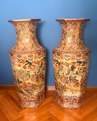 Grande coppia di vasi orientali in porcellana