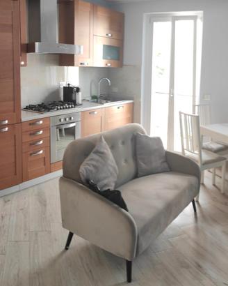 Divano a 2 posti colore grigio
