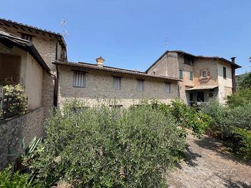 Rustico / Casale di 150 m² con 5 locali a Spoleto