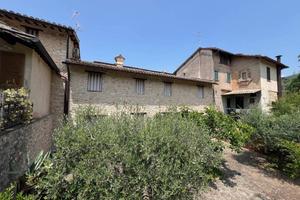 Rustico / Casale di 150 m² con 5 locali a Spoleto