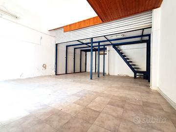 Locale commerciale con vetrina