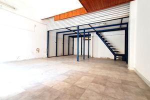 Locale commerciale con vetrina