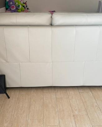 Divano grigio similpelle