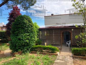 Villa con giardino angolare