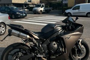 Yamaha R1 Big Bang 2014