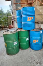 Fusti in ferro da 200 kg.