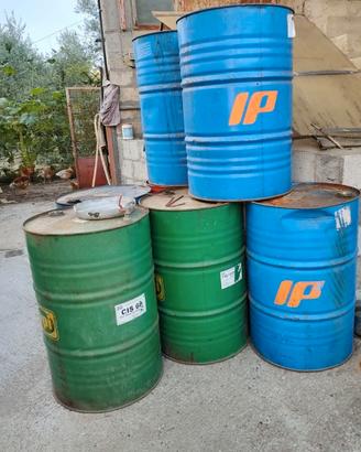 Fusti in ferro da 200 kg.