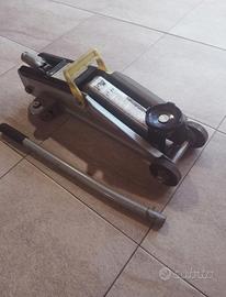 Carrello sollevamento auto. Cric. Martinetto