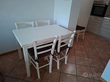 Tavolo completo di sedie