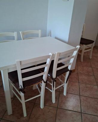 Tavolo completo di sedie