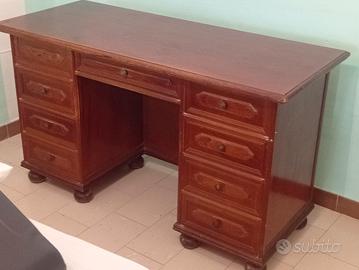 scrivania in legno con cassetti 