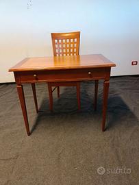 Scrittoio intarsiato in legno con due cassetti