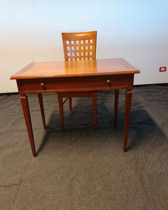Scrittoio intarsiato in legno con due cassetti