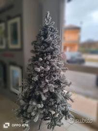 Albero di Natale innevato