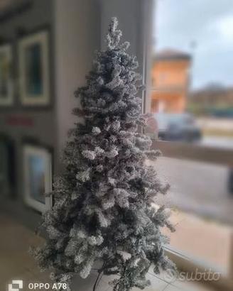 Albero di Natale innevato