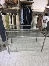 tavolino per negozio abbigliamento