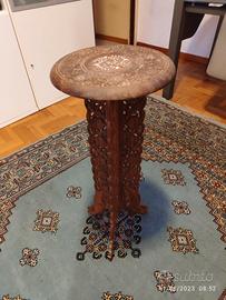 Tavolino etnico in legno intagliato con inserti