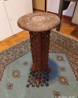 Tavolino etnico in legno intagliato con inserti
