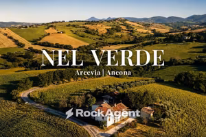 Casa indipendente di 300 m² con box auto a Arcevia