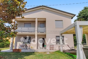 Villa di 200 m² con più di 5 locali e posto auto a