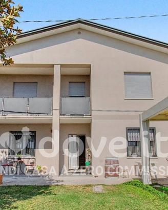 Villa di 200 m² con più di 5 locali e posto auto a