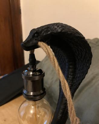 Struttura decorativa cobra per lampada