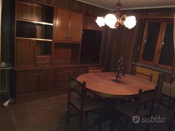 Tavolo con sedie e Mobile per soggiorno 