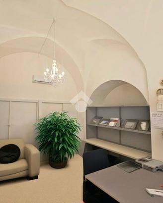 MONOLOCALE A GALATONE