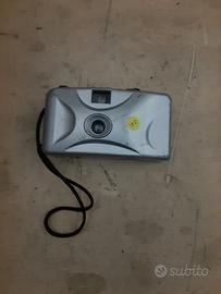 Vecchia macchina fotografica vintage senza marca.