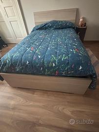Letto con materasso 1/2 piazza  come  nuova. 