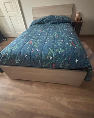 Letto con materasso 1/2 piazza  come  nuova. 